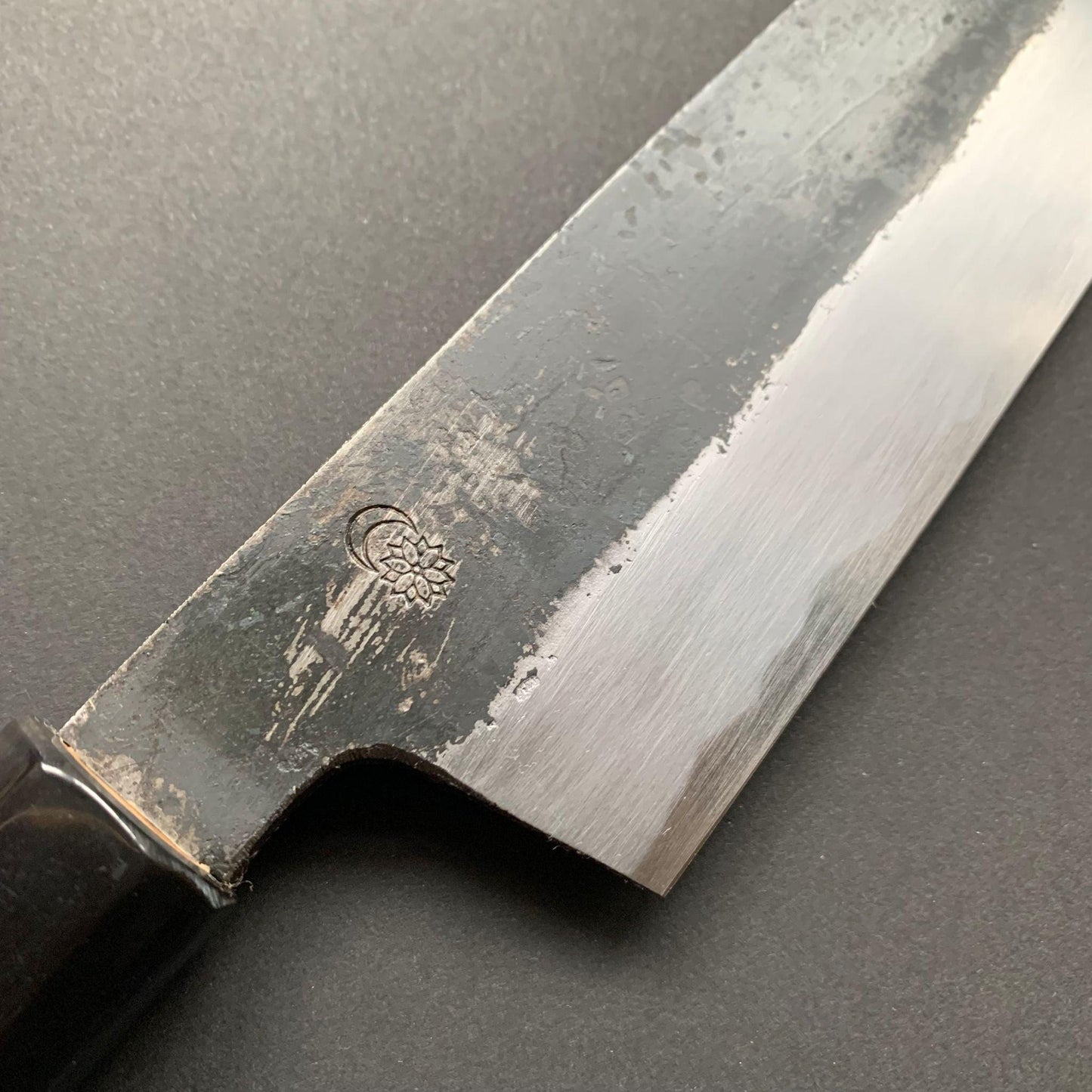 Santoku Knife, Shirogami 2 with iron cladding, Kurouchi finish, Kikuzuki Kuro range - Sakai Kikumori