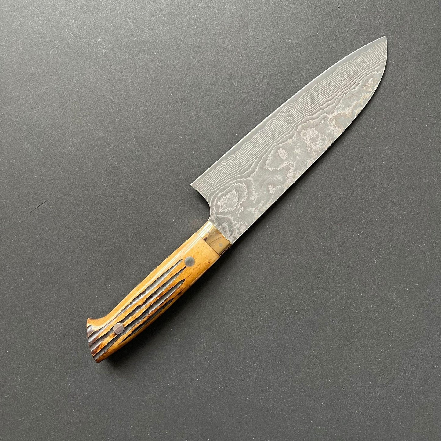 Santoku knife, VG10 Stainless Steel, Damascus finish, Dyed Cow Horn western style handle - Saji