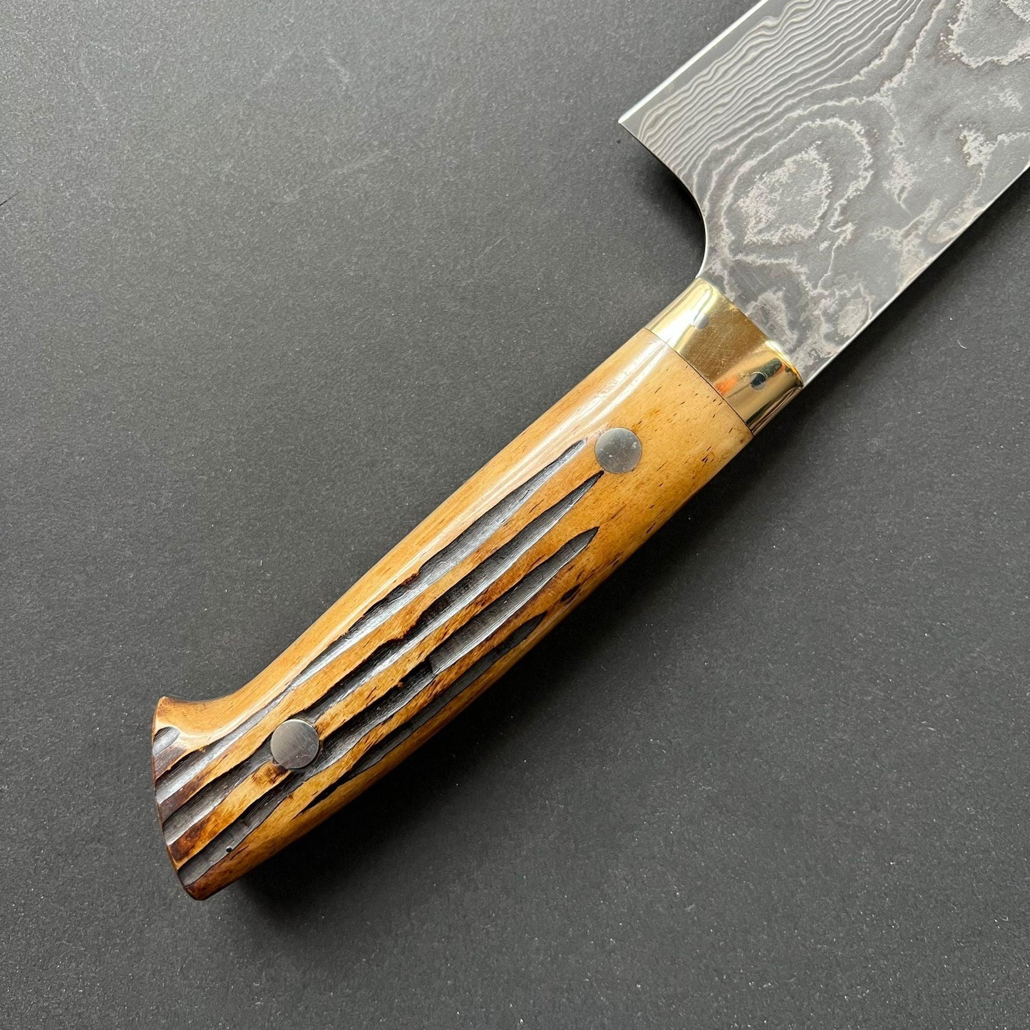 Santoku knife, VG10 Stainless Steel, Damascus finish, Dyed Cow Horn western style handle - Saji
