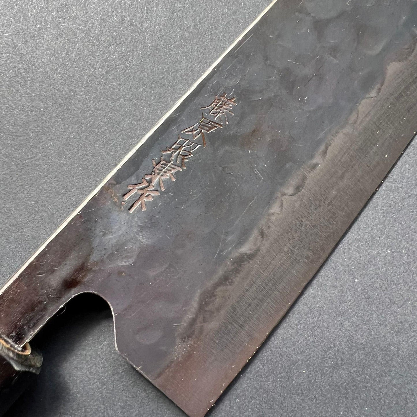 Santoku knife, Aogami super with stainless steel cladding, Tsuchime Kurouchi finish, Denka range, Japanese handle - Fujiwara