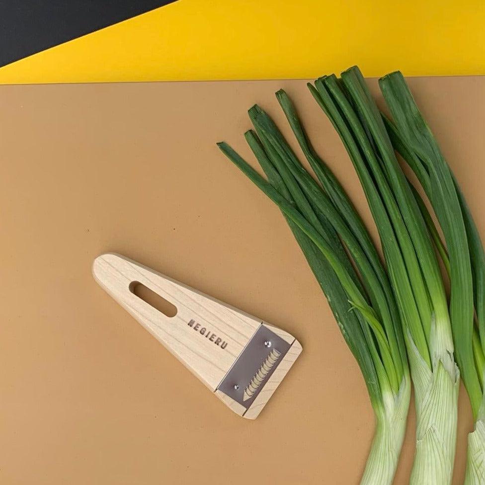 Wooden spring onion cutter