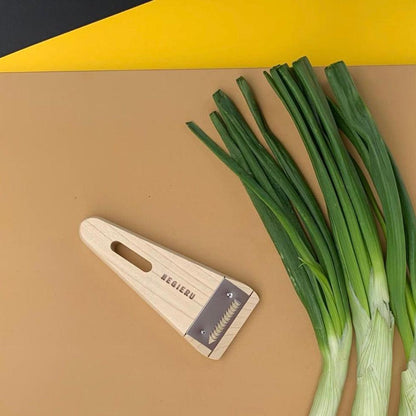 Wooden spring onion cutter